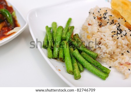 Lightly cooked and seasoned healthy green beans with rice meal.