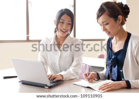 asian businesswomen working in the office