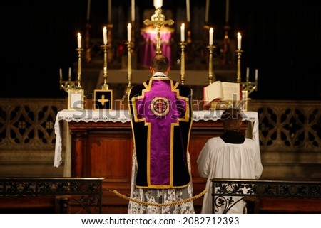 Traditionalist catholic mass. Priest and altar boy.  France.  12-29-2008 商業照片 © 