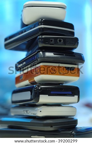 Heap of mobile phones, all kinds of brands.