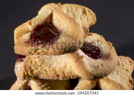 biscuits with jam