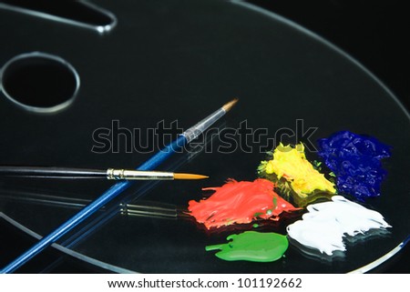 kidney paint palette with acrylic paints and paint brushes