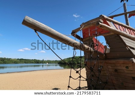                                London, Ruislip. 15th July 2022. Ruislip Lido. Detail of the pirate ship at the children’s playground on Ruislip Lido beach. Foto stock © 
