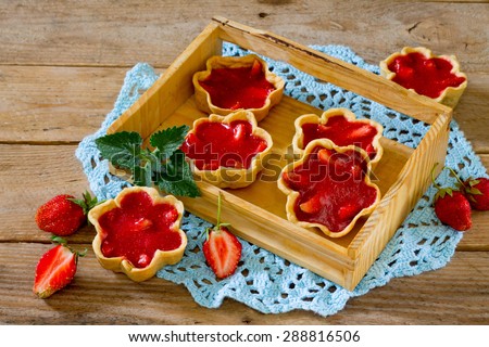 cake with strawberry tarts, shortbread dough and strawberry jelly