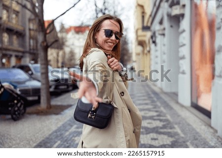 Similar – Foto Bild Folgen Sie mir. Junge Frau hält Hand und führt den Mann in die schöne, sonnenuntergangsgelbe Naturlandschaft. Ansicht von der Rückseite, POV. Romantische Paare reisen, verbringen gemeinsam Sommerferien im Freien.