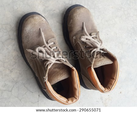 Safety shoes with forward step