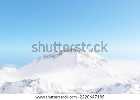 Foto Bild Schneebedeckter Vulkan im nebligen Gebirge