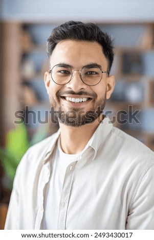 Similar – Foto Bild Porträt von Latino-Typ posiert mit einem Basketball, Blick auf Kamera durch den Zaun eines Gerichts.