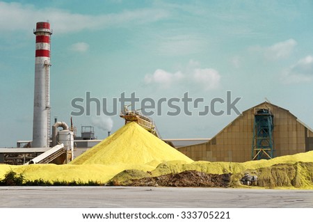 Sulfur Factory / A Yellow Pile of Sulfur Produced in an Industrial Facility Foto stock © 