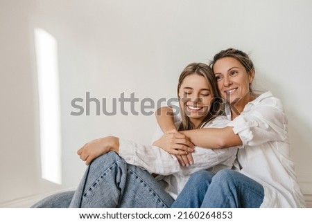 Similar – Foto Bild Schöne Mutter und Tochter umarmen sich am Strand