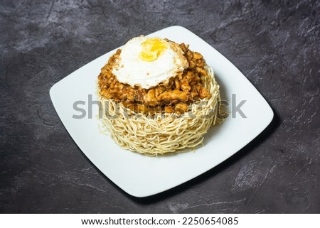 Kanton Chopsuey with meat, sunny egg and fried noodles served in dish isolated on grey background top view of indian and bangladesh food Stockfoto © 