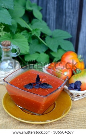 Freshly brewed tomato sauce and raw tomatoes.