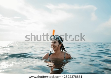 Similar – Foto Bild glückliche kaukasische Frau Tauchen im Schwimmbad. Unterwasser-Ansicht. Sommerzeit und Urlaub Konzept