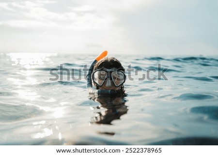 Similar – Foto Bild glückliche kaukasische Frau Tauchen im Schwimmbad. Unterwasser-Ansicht. Sommerzeit und Urlaub Konzept