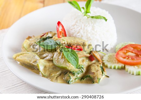 Thai food, Thai chicken green curry with stream rice (Kang Kiew Wan)