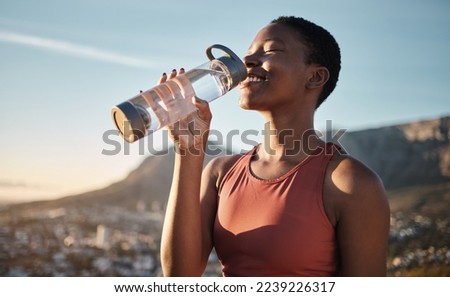 Similar – Foto Bild Junger Stadtsportler trinkt Wasser in einer Gymnastikhalle im Freien