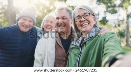 Foto Bild Seniorin im Winter mit Mütze