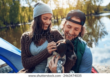 Foto Bild Verliebtes Paar umarmt sich in moderner Wohnung