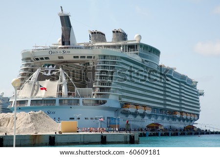 ST MAARTEN, NETHERLANDS ANTILLES - FEB 10:  Passenger\'s get on board of Royal Caribbean\'s largest ship, Oasis of the Seas, at St Maarten on February 10, 2010 in St Maarten, Netherlands Antilles.