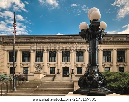 Front View of the Illinois Supreme Courthouse in Springfield, IL, USA on a Summer day. Vintage style light fixture in the foreground. American flag stands in front the building. Foto d'archivio © 