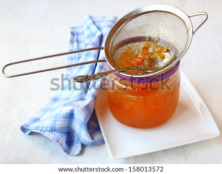 Sieve through which filtered quince jam a homogeneous of density