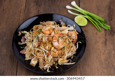 Thai fried noodle with fresh prawn (Pad Thai), Select focus