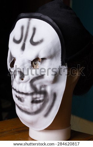 Mannequin head ghost mask to fear.