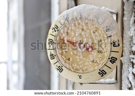 Frosty snow-capped outdoor Thermometer on a extremely cold, frigid winter's day Foto stock © 