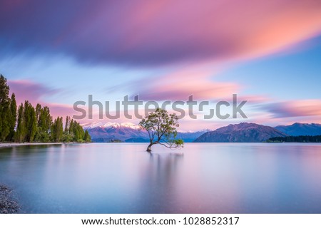 Foto Bild Ruhiger See und Stadt in der Nähe der Berge