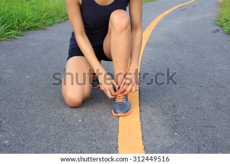 woman runner tie his shoes