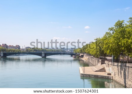 Pont de l'Universite bridge in Lyon, France over a panorama of the riverbank of the Rhone river (Quais de Rhone) with older buildings and the university bulding in background

 Imagine de stoc © 