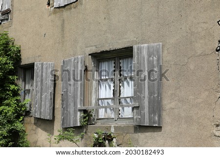 Dilapidated old house ruin that is falling into disrepair Photo stock © 