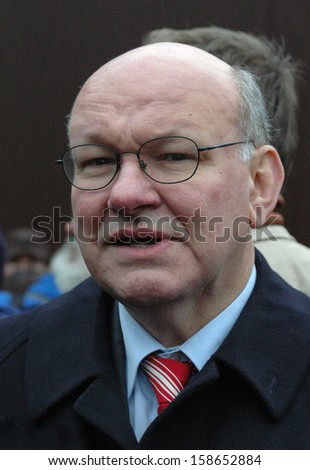 NOVEMER 9, 2004 - BERLIN: Walter Momper at a ceremony on the anniversery of the fall of the Berlin Wall, Bernauer Strasse, Berlin.