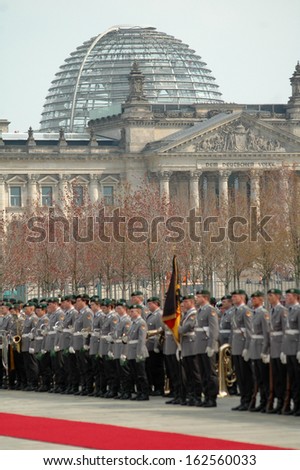 APRIL 14, 2005 - BERLIN: soldiers of the German army (Bundeswehr) during a state visit with military honors at the Chanclery, in the background the Reichstag, Berlin.