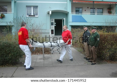 DECEMBER 4, 2006 - BERLIN: a dead body is moved out of a flat where a family tragedy has taken place, Berlin-Marzahn.