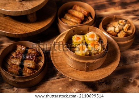 Dim sum (traditional Chinese: 點心; simplified Chinese: 点心; pinyin: diǎnxīn; Cantonese Yale: dímsām) is a large range of small Chinese dishes that are traditionally enjoyed in restaurants for brunch. ストックフォト © 