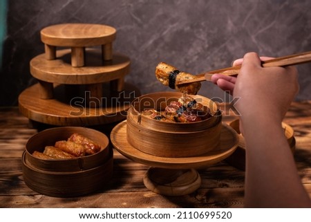 Dim sum (traditional Chinese: 點心; simplified Chinese: 点心; pinyin: diǎnxīn; Cantonese Yale: dímsām) is a large range of small Chinese dishes that are traditionally enjoyed in restaurants for brunch. 商業照片 © 