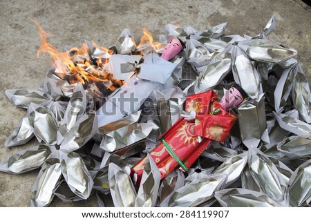 Burning paper gifts to worship ancestor in Qingming Festival