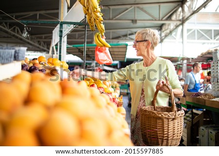 Similar – Foto Bild Frau wählt Früchte auf dem lokalen Markt