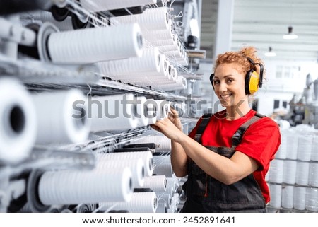 Foto Bild Arbeitende Frau bei der Kontrolle von Textilfabriken