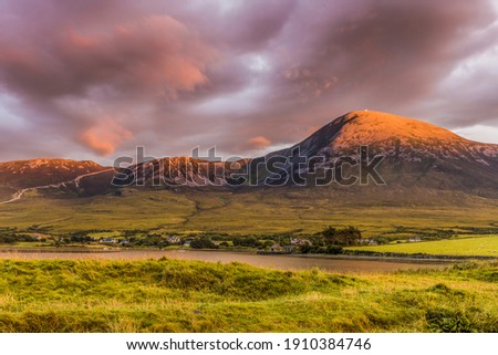 Croagh Patrick, nicknamed the Reek, is a 764 m mountain and an important site of pilgrimage in Mayo, Ireland. It is 8 km from Westport, above the villages of Murrisk and Lecanvey.  Stok fotoğraf © 
