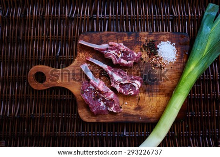 Lamb chops housewife sprinkle with salt and pepper marinade can also be used a variety of seasonings for meat, fresh herbs
