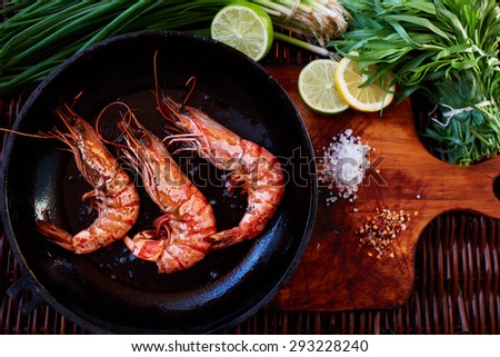 Cook fried king prawns for the fresh shrimp salad onion and tomato. Three large shrimp fried in rapid fire a few minutes and fed to a hot salad