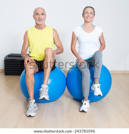Elderly persons at physiotherapy lifting knees