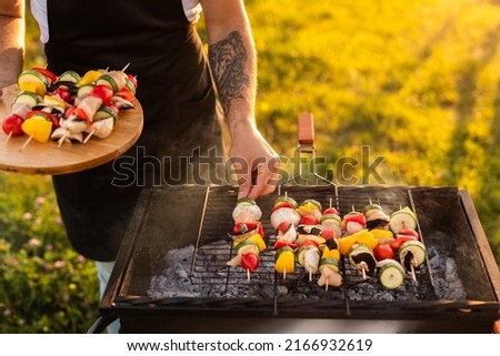 Similar – Foto Bild Anonymer Küchenchef, der ein Gericht der hohen Küche mit rotem Fisch und Gemüse zubereitet