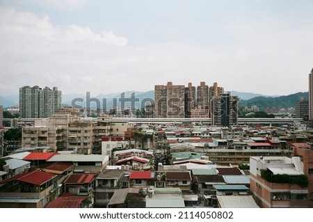 Rooftop city view in New Taipei City, Taiwan. 商業照片 © 