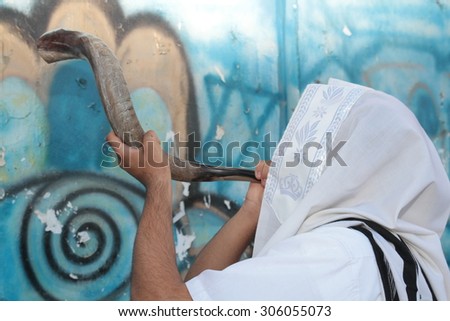 Jew blowing the shofar of Rosh Hashanah (ram\'s horn).