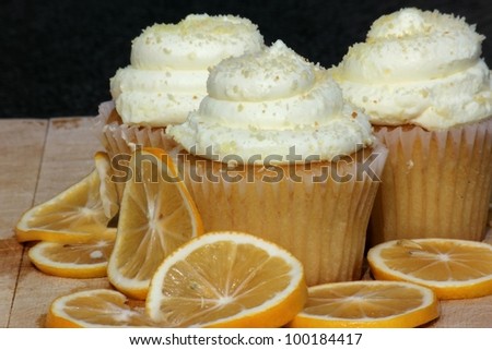 lemon cupcakes and lemon slices