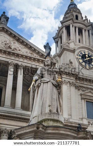 LONDON, UK - JULY 6, 2014: Queen Victoria monument next to St. Paul\'s cathedral