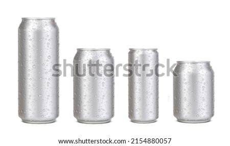 Realistic aluminium cans with water drops. Silver beer, soda, lemonade, juice, energy drink mockups. Vector tin cans of cold beverages, isolated 3d blank metal containers with condensation droplets